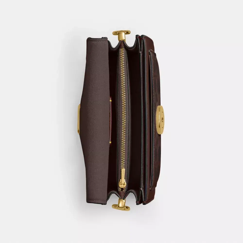 COACH СУМКА ЧЕРЕЗ ПЛЕЧО TABBY 20 ИЗ ФИРМЕННОГО ХОЛСТА, ТЕМНО-КОРИЧНЕВЫЙ