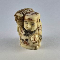 Статуэтка нэцкэ Эбису с корзиной рыбы и персиком