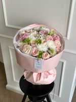 Букет сборный из кустовых пионовидных роз, хелеборуса, аллиума и одноголовых роз