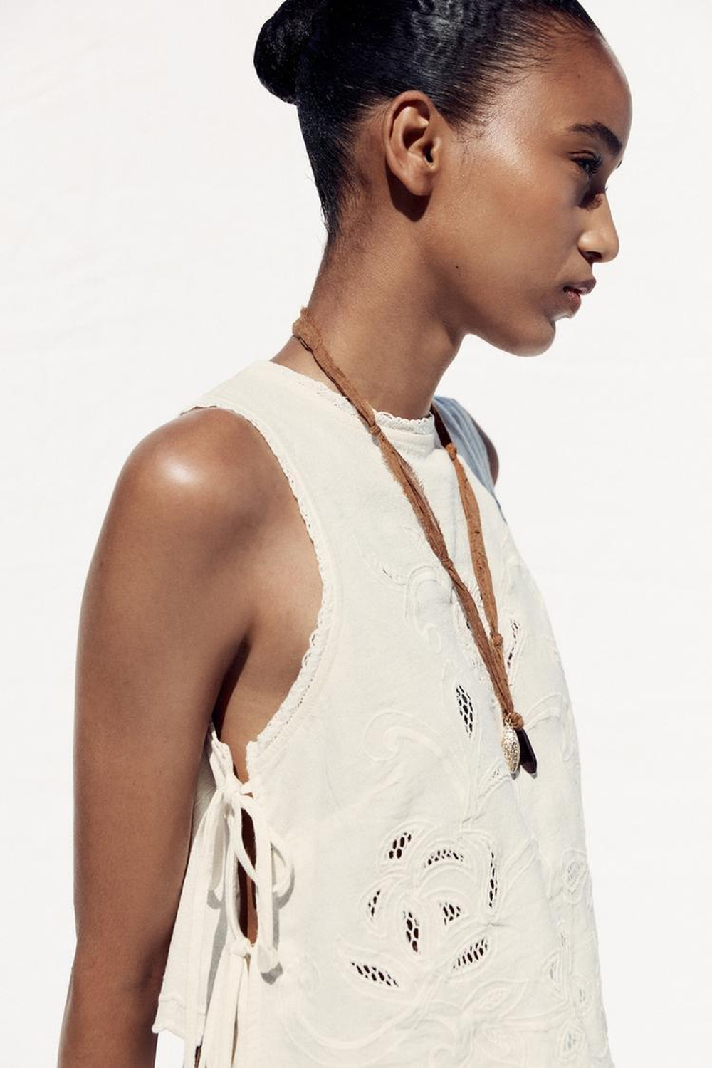 ZARA ТОП С ВЫШИВКОЙ И ЗАВЯЗКАМИ, БЕЛЫЙ