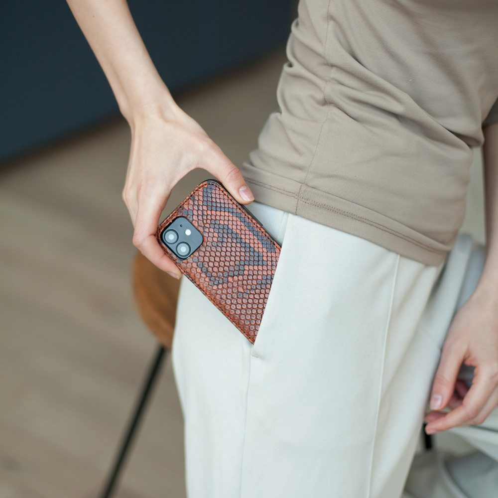 Чехол кожаный для iPhone 12/12Pro коричневого цвета