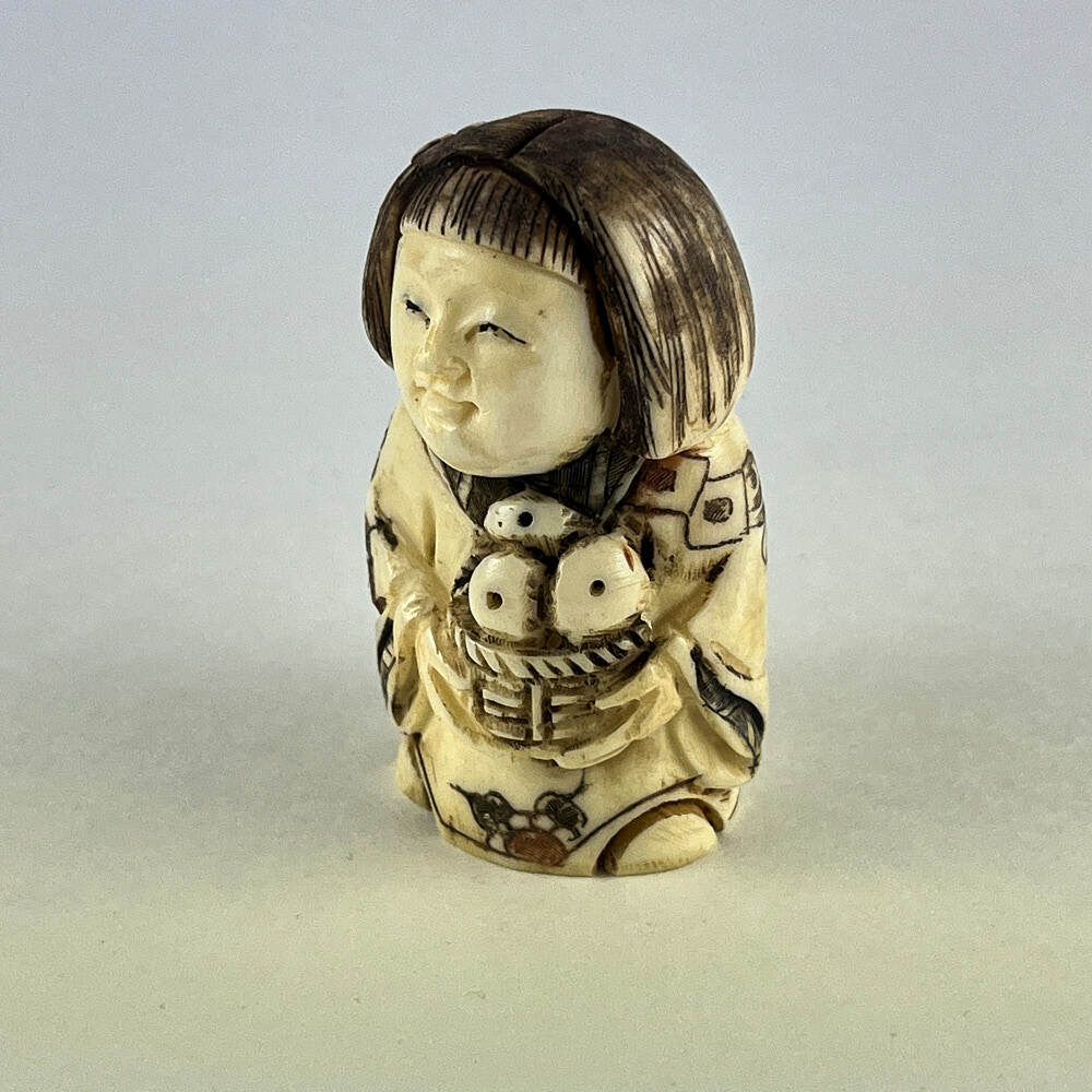 Статуэтка нэцкэ Гейша с корзиной плодов