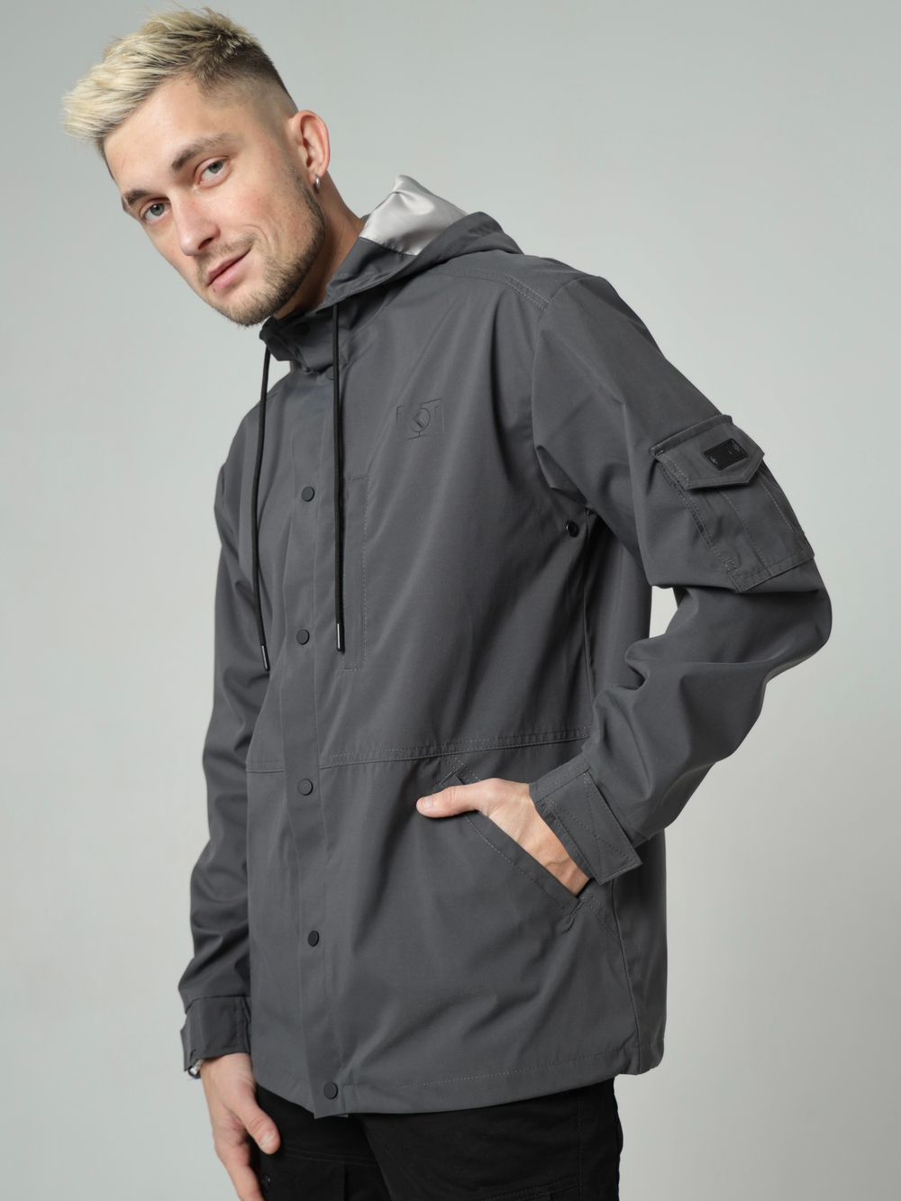 Ветровка с капюшоном серая Город Горький