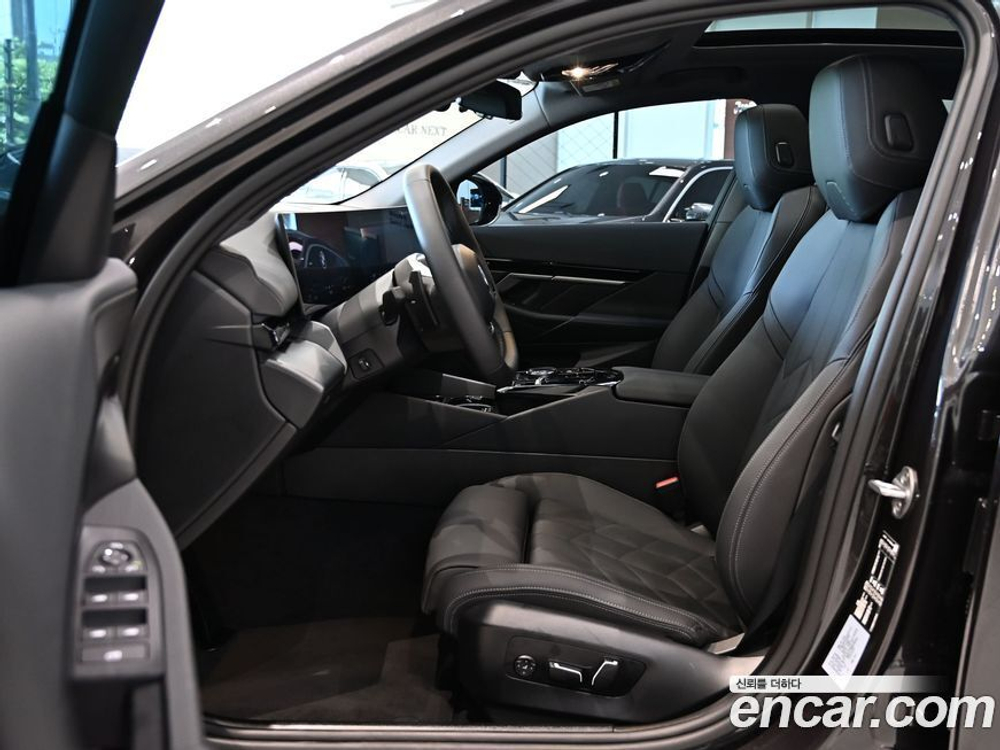 BMW 5 Series (G60) 520i (10.2023)