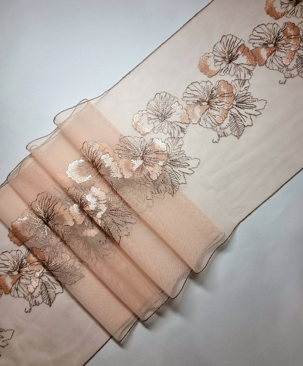 Вышивка на сетке серебристый пион К158 левая