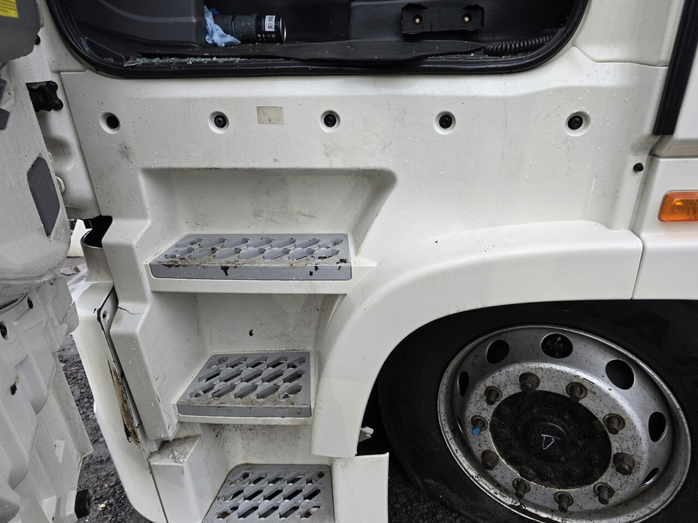 Корпус  подножек левый 2023г