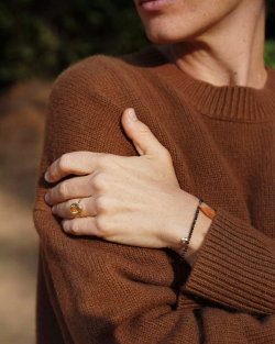 браслет из опалов шоколадно-земляного цвета с мятым листом