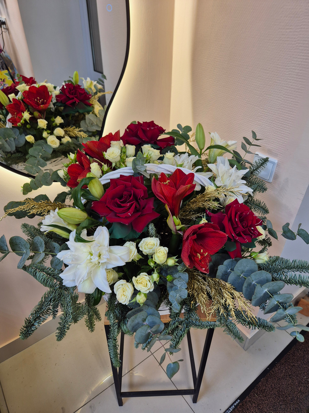 Корзина сборная роза, лилия, амариллис