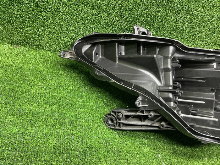 Стекло и корпус фары Toyota Camry xv70 (2017-2024)