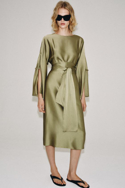 ZARA АТЛАСНОЕ ПЛАТЬЕ МИДИ — ZW COLLECTION, ОЛИВКОВЫЙ