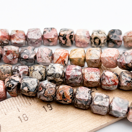 Риолит бусины, куб с огранкой, размер около 6,6-6,8 мм, цена за 13-14 шт (1/4 нити)