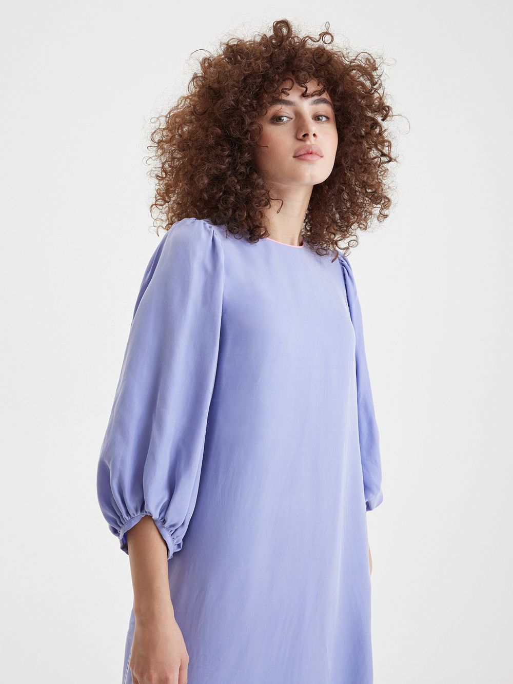 Платье с пышными рукавами цвета лаванды