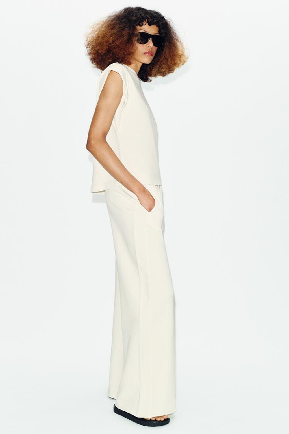 ZARA ХЛОПКОВАЯ ФУТБОЛКА СО СПУЩЕННЫМИ РУКАВАМИ, ЭКРЮ