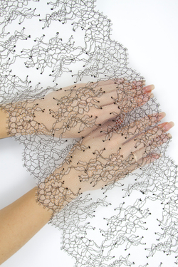 Кружево шантильи экрю с черной нитью ширина 23 см длина 1.45 м