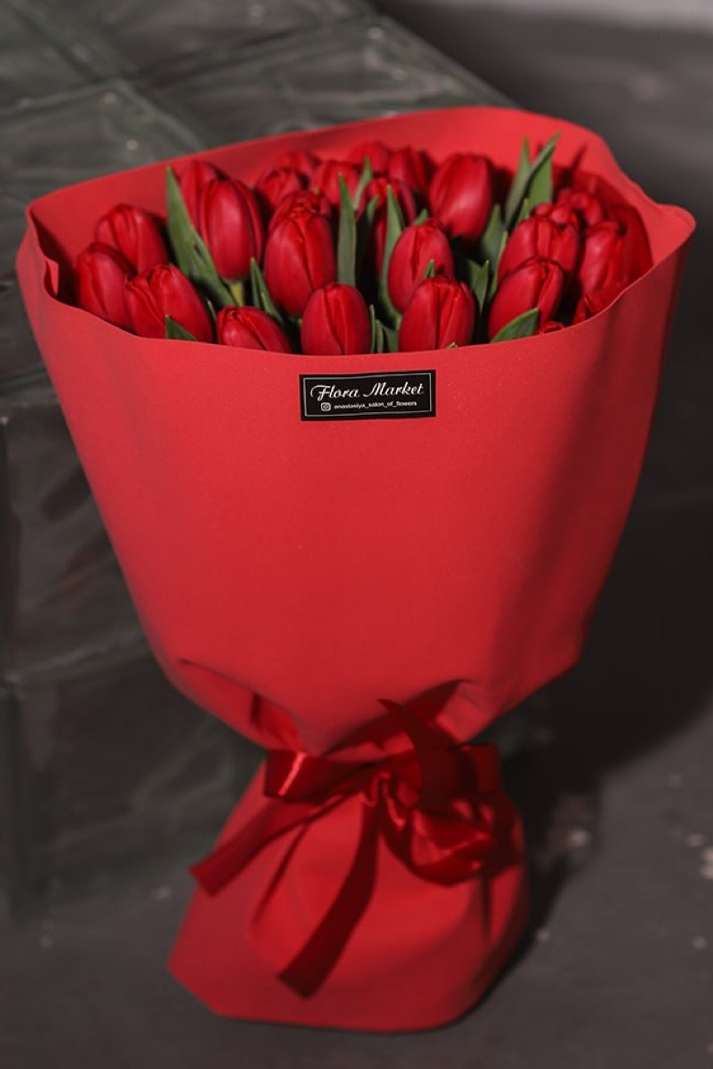 Красные тюльпаны в авторском оформлении от Флора Маркет