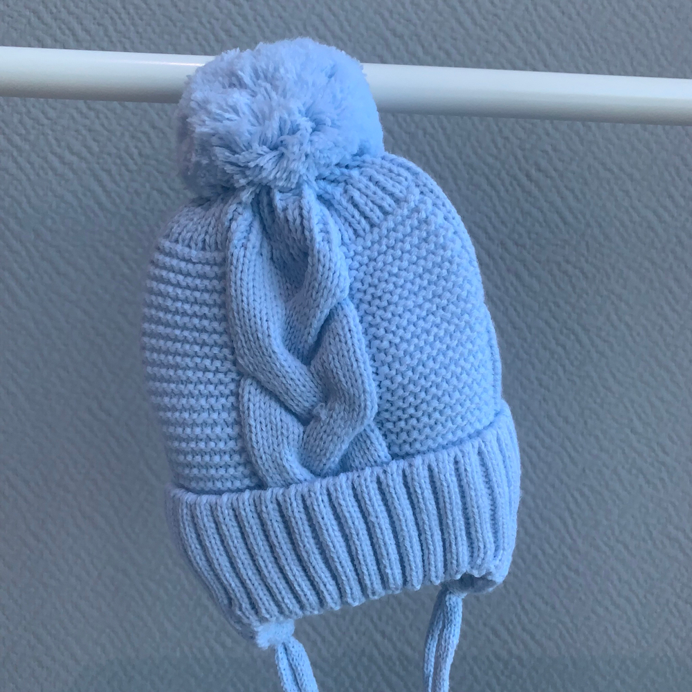 Шапочка вязаная с помпушкой