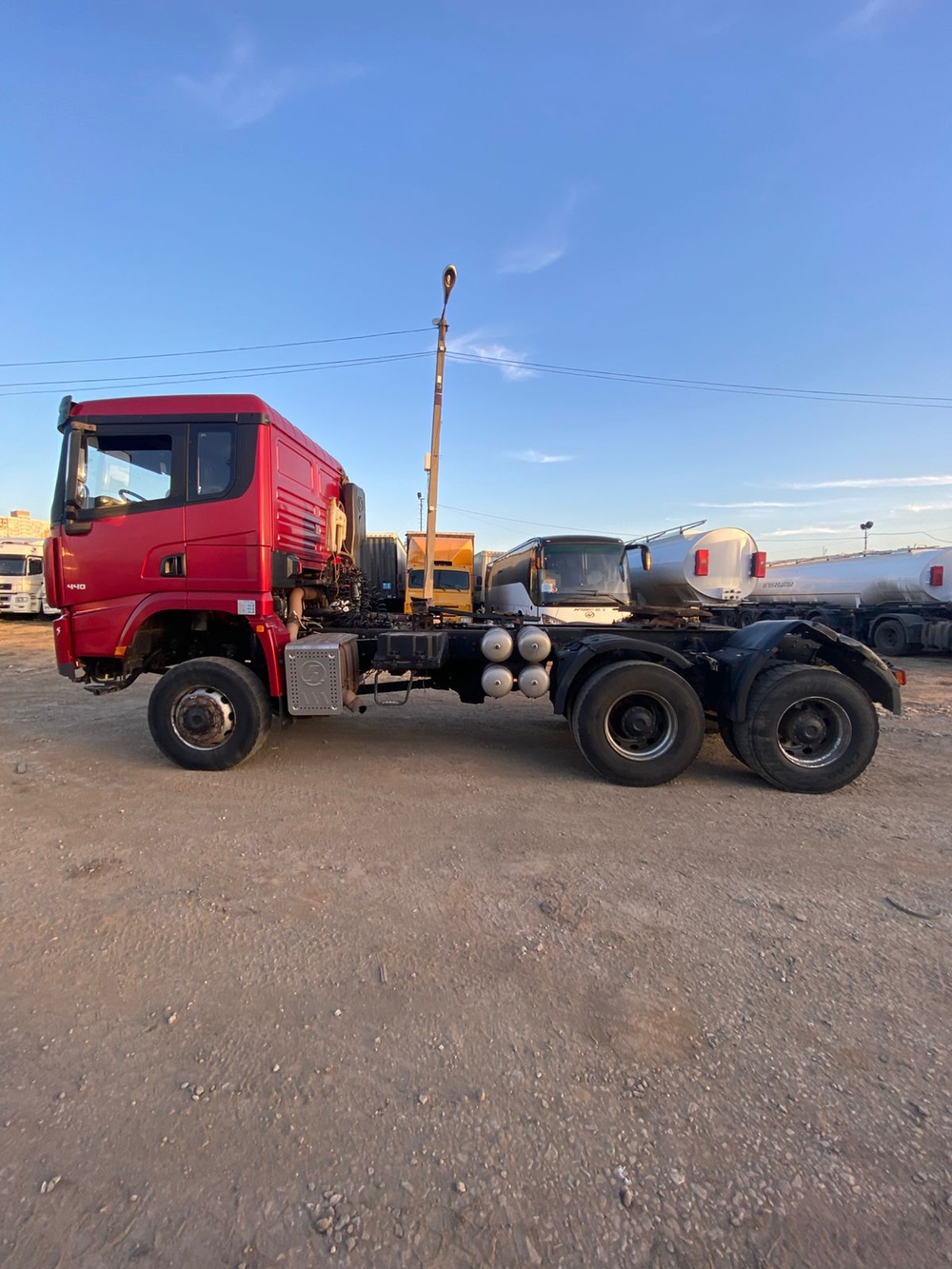Shacman (Shaanxi) SX* 6x6 Седельный тягач SX42586W385C (Дизельный, 10,8 л, 441 л.с., МТ)