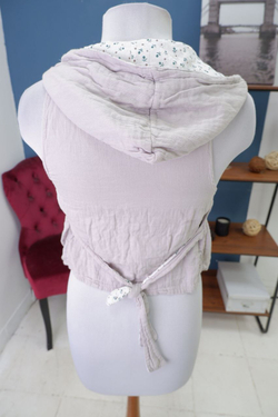 Жилет светлый с капюшоном 44 размер