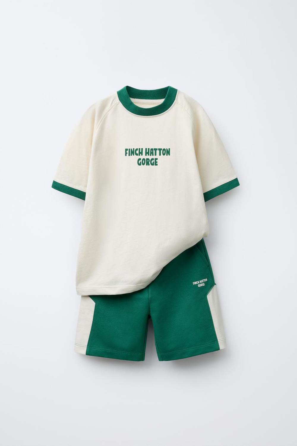 ZARA КОМПЛЕКТ ИЗ ФУТБОЛКИ И ШОРТОВ-БЕРМУДОВ С ОКАНТОВКОЙ, ЗЕЛЕНЫЙ