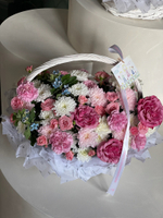 Корзина сборная из кустовых пионовидных роз, одноголовых роз, диантусов, хризантемы и оксипеталума