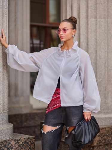 Светло-серая ветровка с акцентным воротником