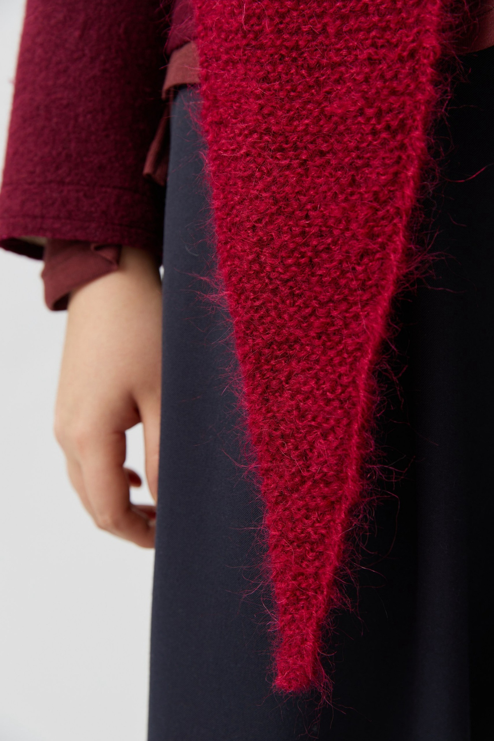 Косынка из мохера ягодного цвета