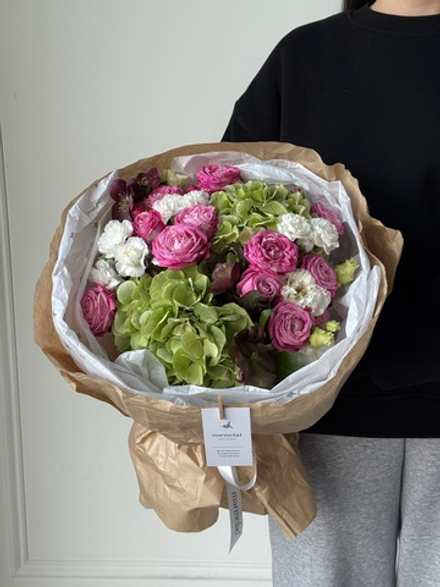 Букет из кустовых пионовидных роз,гортензии, кустовых диантусов и хелеборуса