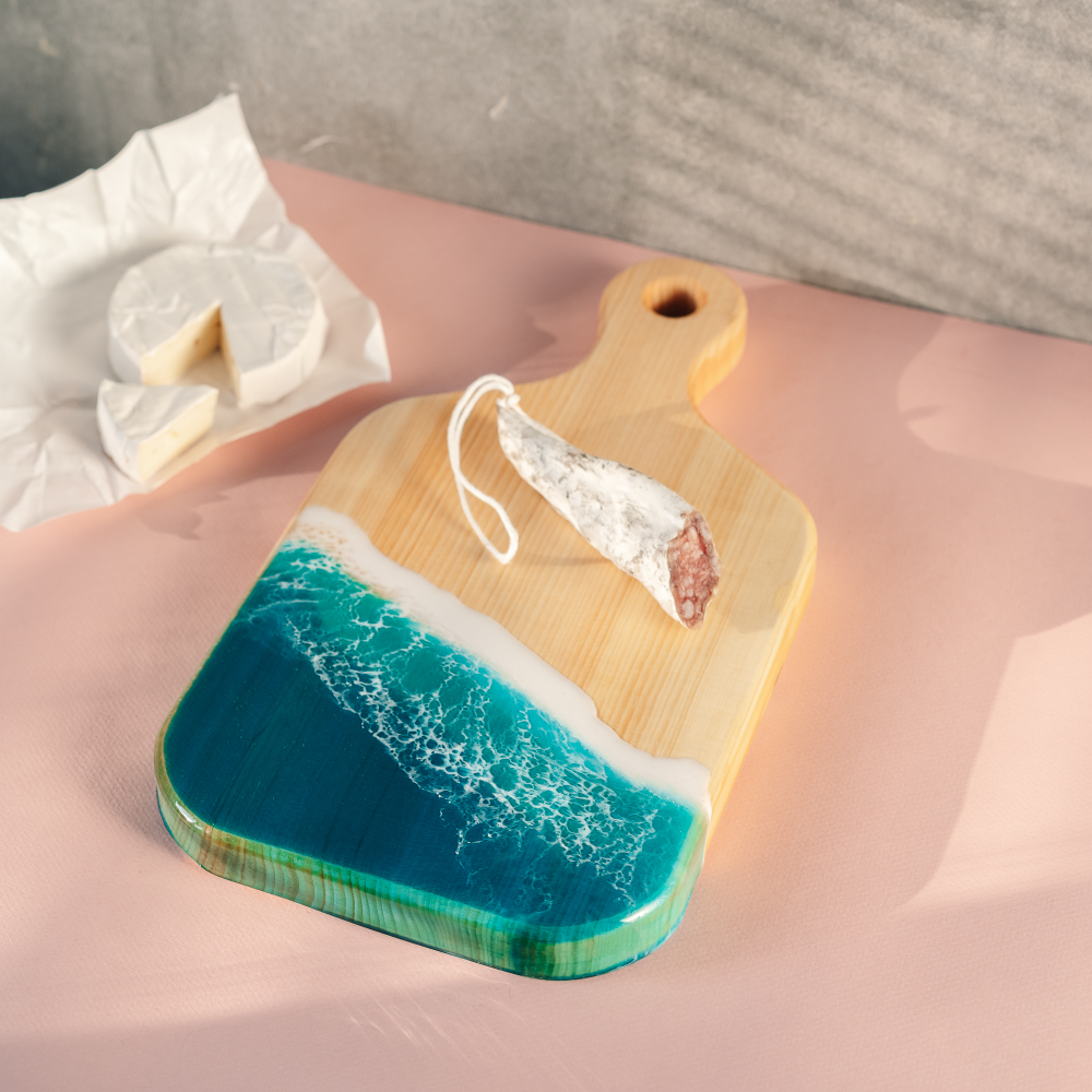 Доска разделочная из древесины сибирского кедра с эпоксидной смолой. RD65