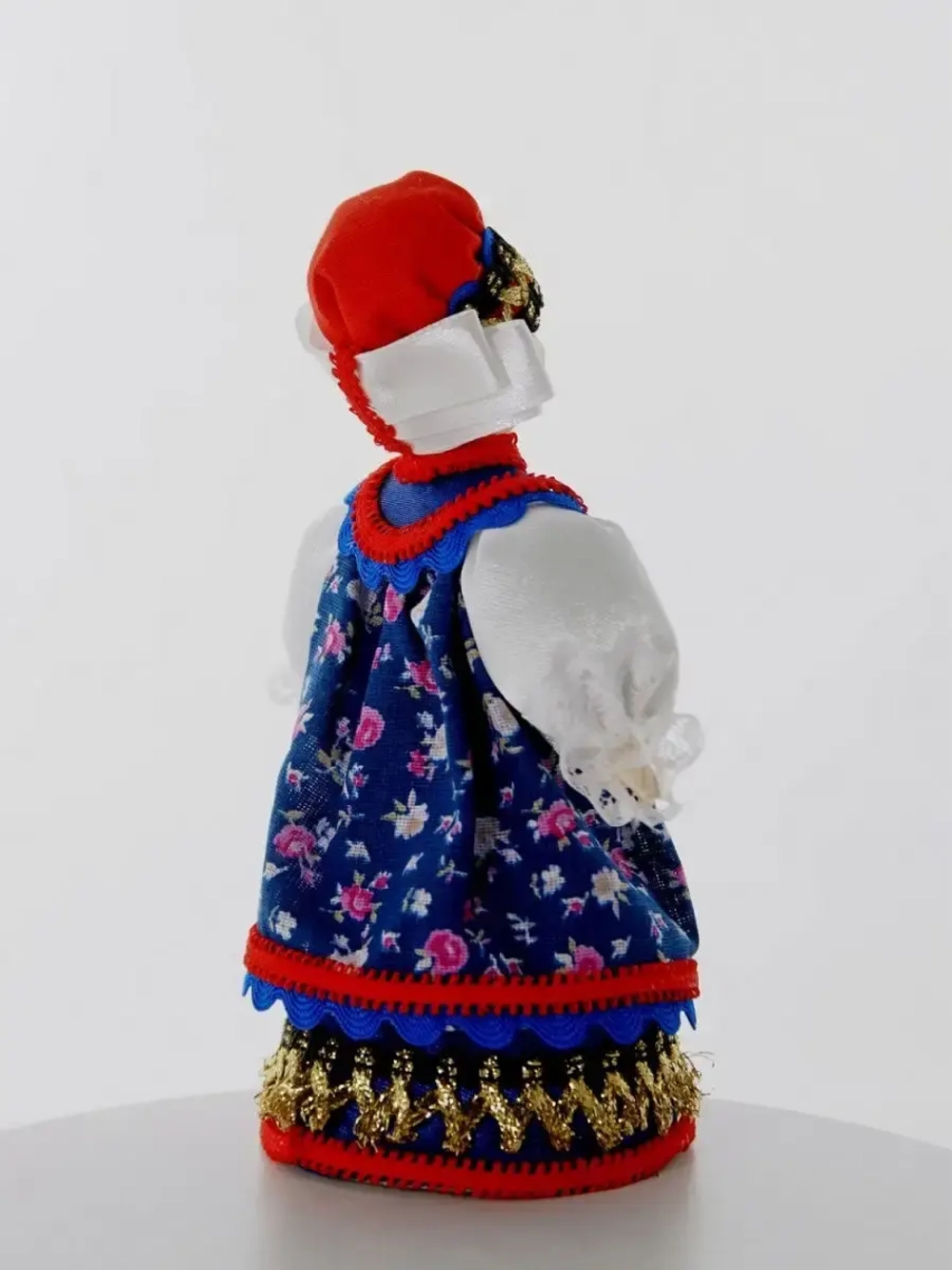 Кукла фарфоровая