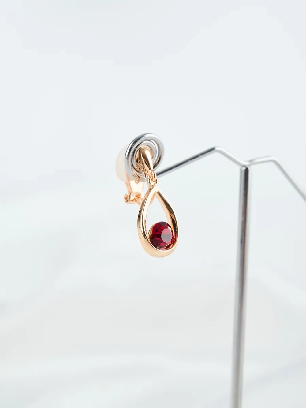 Клипсы-капли Белла с красными кристаллами Swarovski