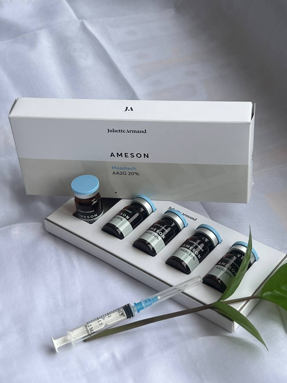 AA2G 20%- AMESON, JULIETTE ARMAND, ГРЕЦИЯ, Предотвращает появление пигментных пятен. Подавляя синтез меланина в меланоцитах, уменьшает количество уже «депонированного» меланина.