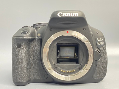 Canon 600D kit 18-55mm IS ll 7200 Кадров