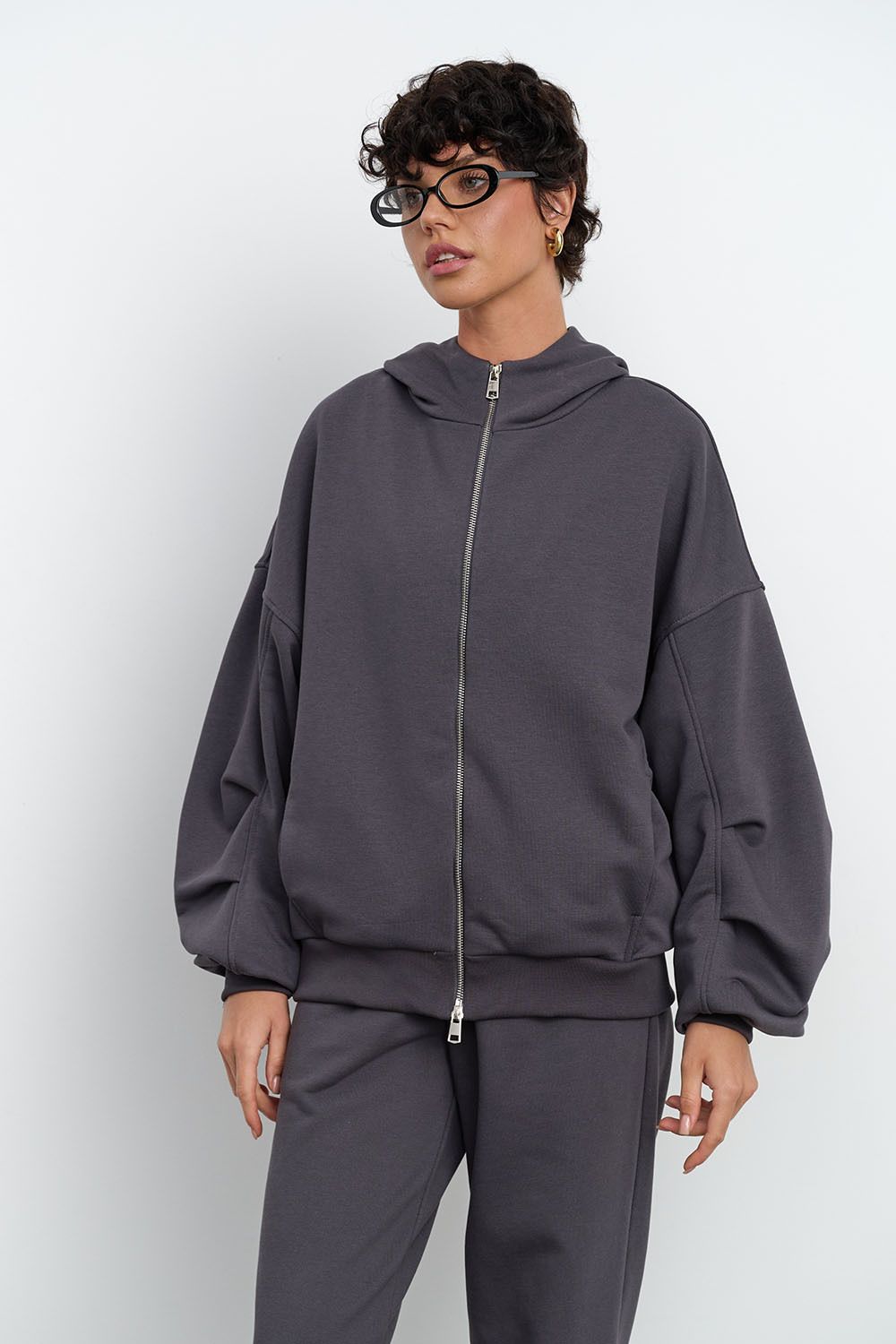 Худи на молнии с защипами на рукавах цвета антрацит