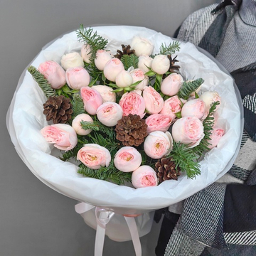 Букет из кустовых пионовидных роз "Mansfield park" с зимним декором
