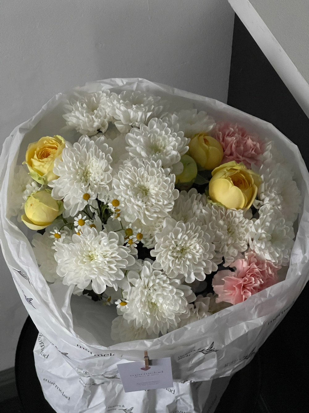 Букет из хризантемы и желтой кустовой розы