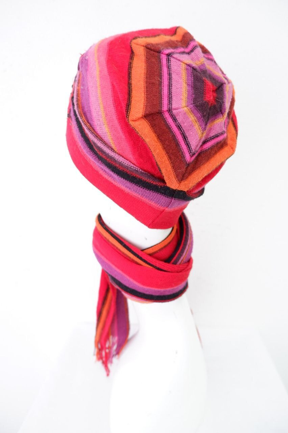 Шапка с шарфом в полоску