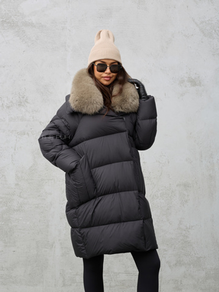 Удлиненный черный пуховик с меховым воротником