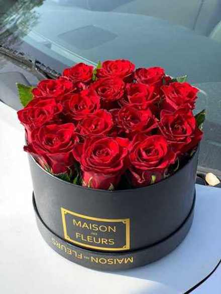 15 красных роз в коробке Maison Des Fleurs