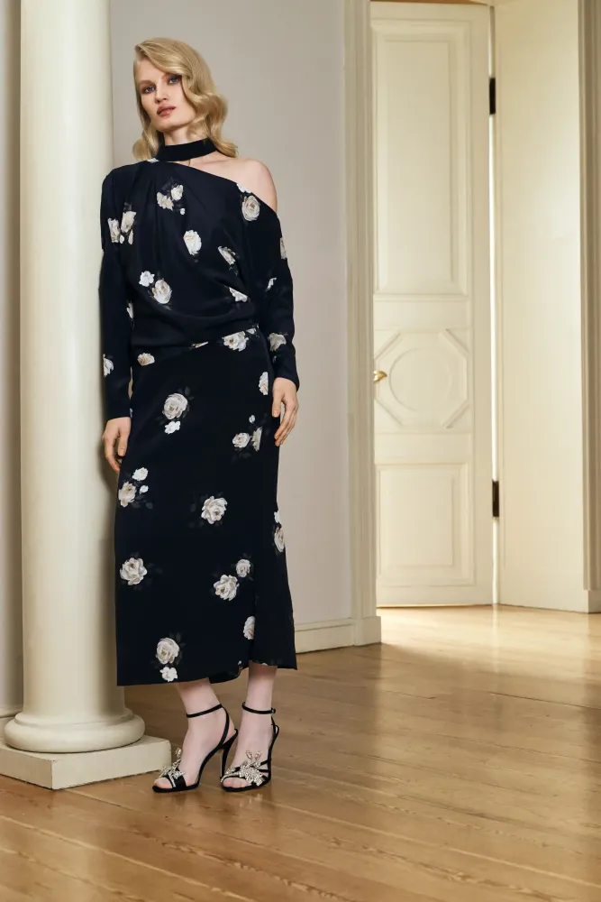 Anika top, топ с длинным рукавом и чокером из черного крепдешина с цветочным принтом