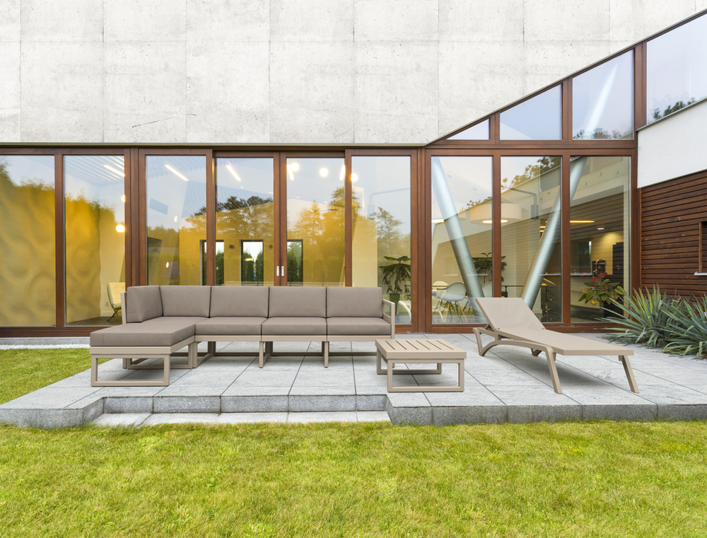 Шезлонг-лежак пластиковый Siesta Contract Pacific, бежевый