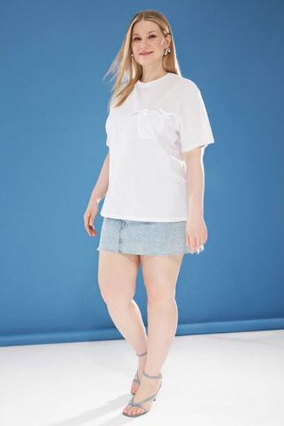 Белая свободная футболка большого размера с карманами и бантом TBBSS25BF00030