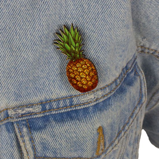 Деревянный значок. Ананас