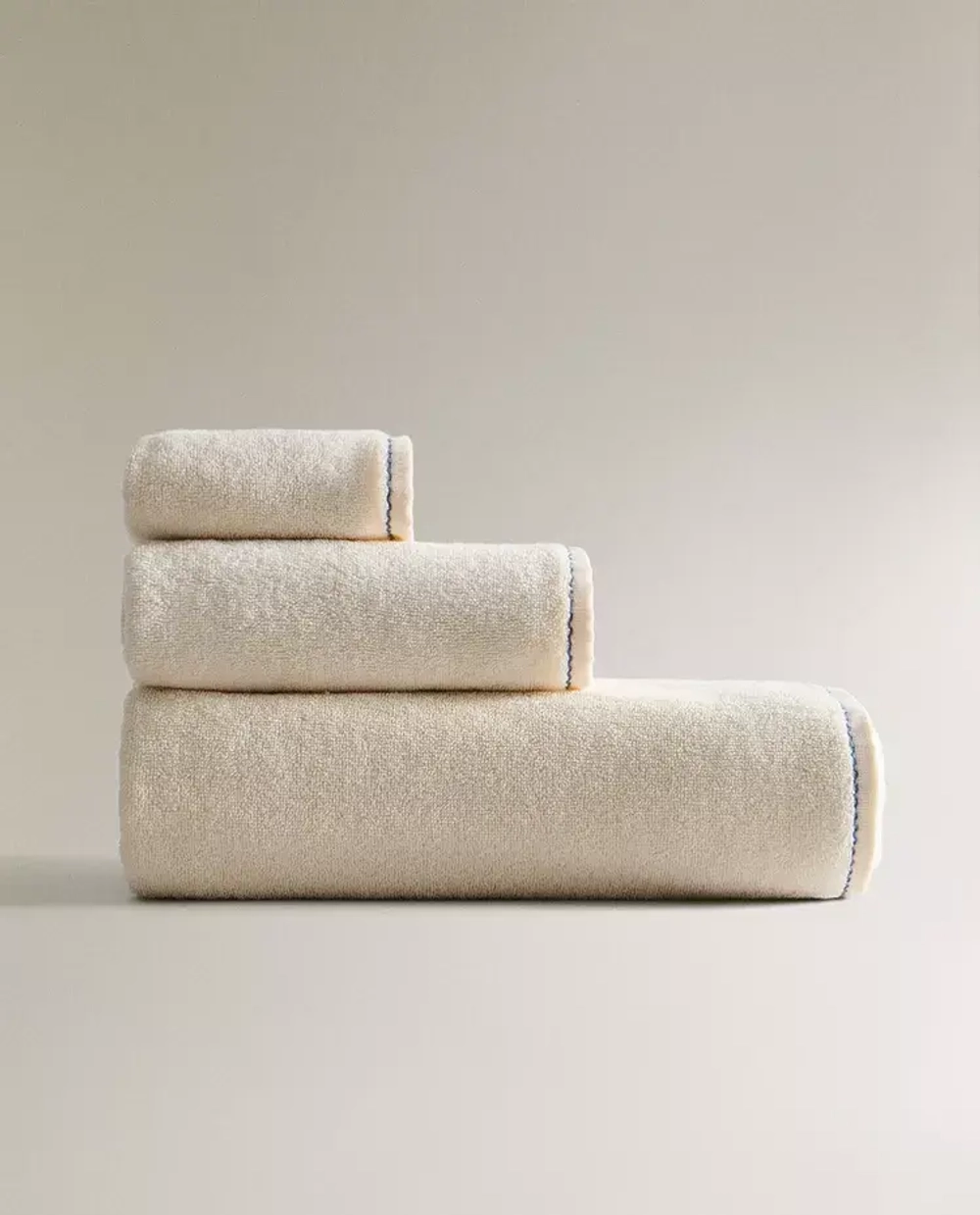 ZARA HOME ПОЛОТЕНЦЕ С КАЙМОЙ, ЦВЕТ СЛОНОВОЙ КОСТИ