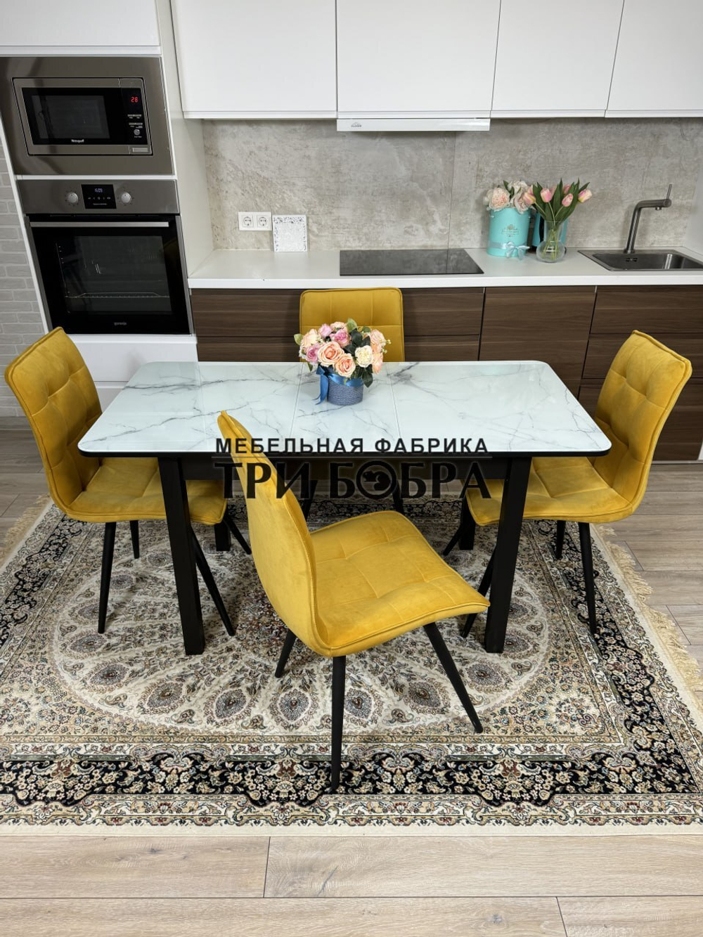 Стеклянный раздвижной стол "Итальянский мрамор" и стулья "ГУЧИ" желтый