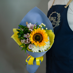 Букет с подсолнухом в синем оформлении
