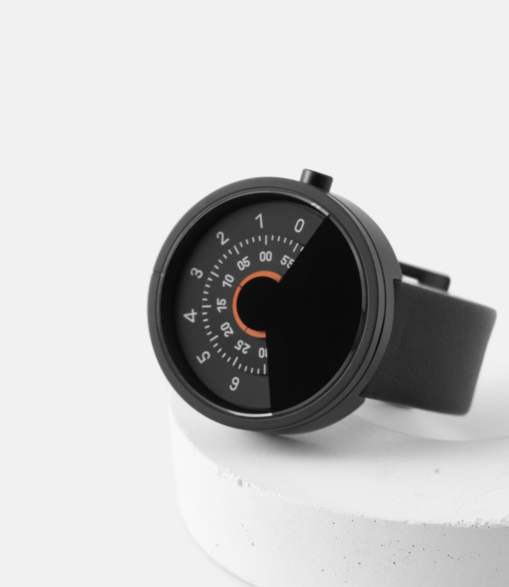 Anicorn Series 000 Black & Orange — часы с дисковым циферблатом