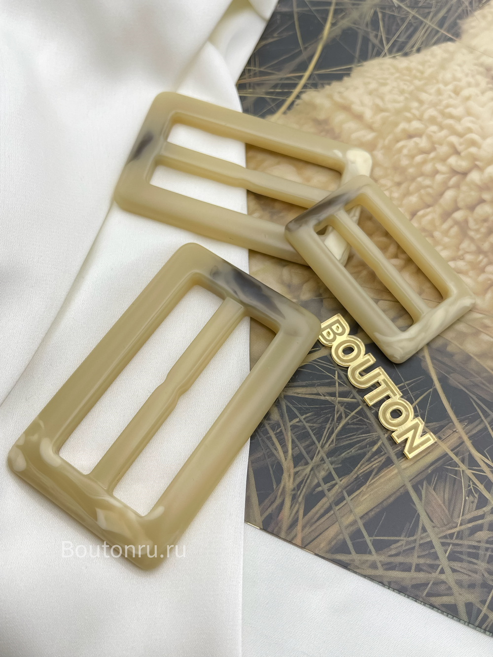 Пряжка бежевая с прожилками под "Рог"