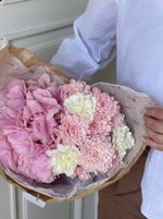 Букет сборный с персиковой хризантемой