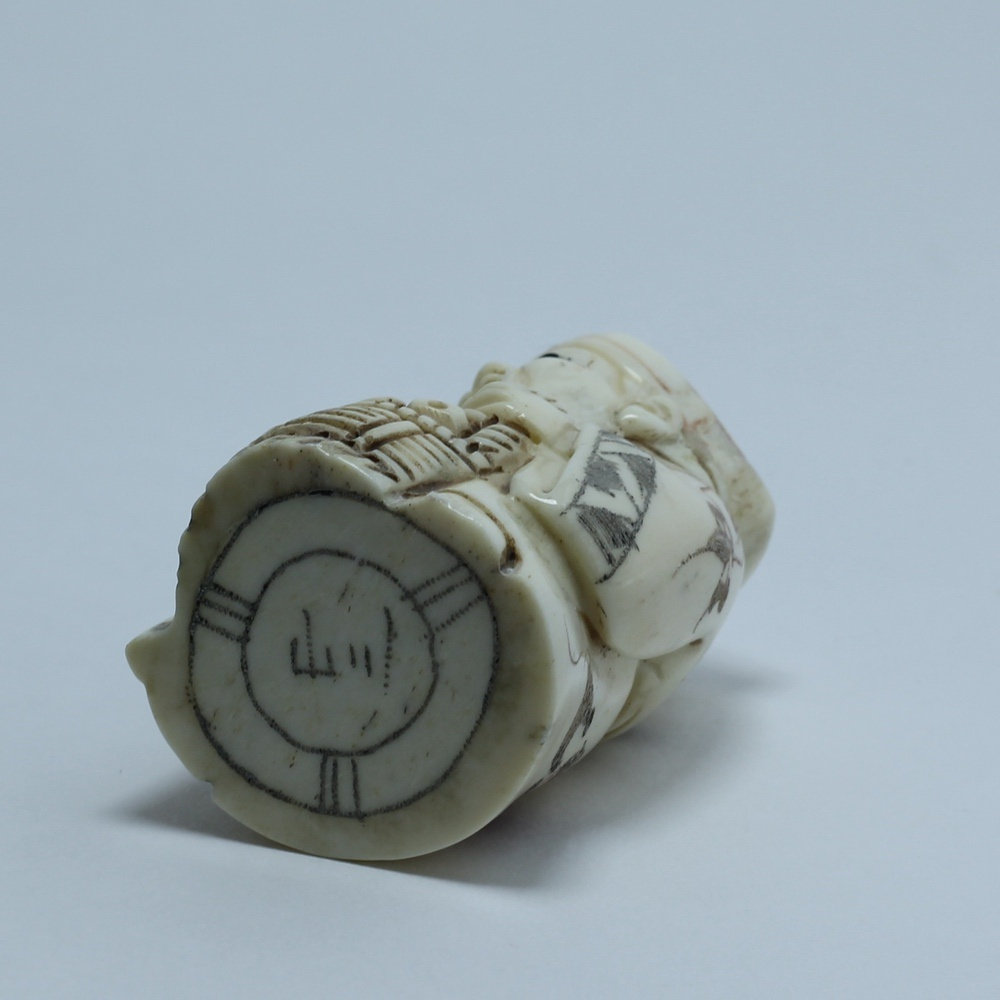 Нэцкэ Дзюродзин с волшебным посохом и корзиной карпов