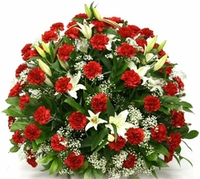 Корзина на похороны из живых цветов «50 гвоздик, лилии, гипсофила»